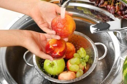 wash fruit to prevent the appearance of parasites in the body